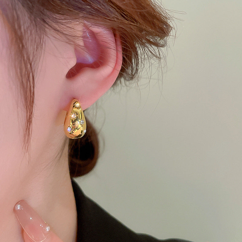 Fashionable earrings with floral design Bowlift