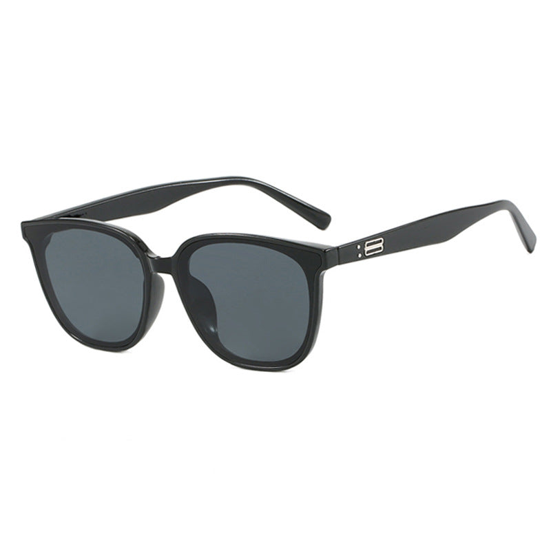 Women’s sunglasses in modern chic style Bowlift