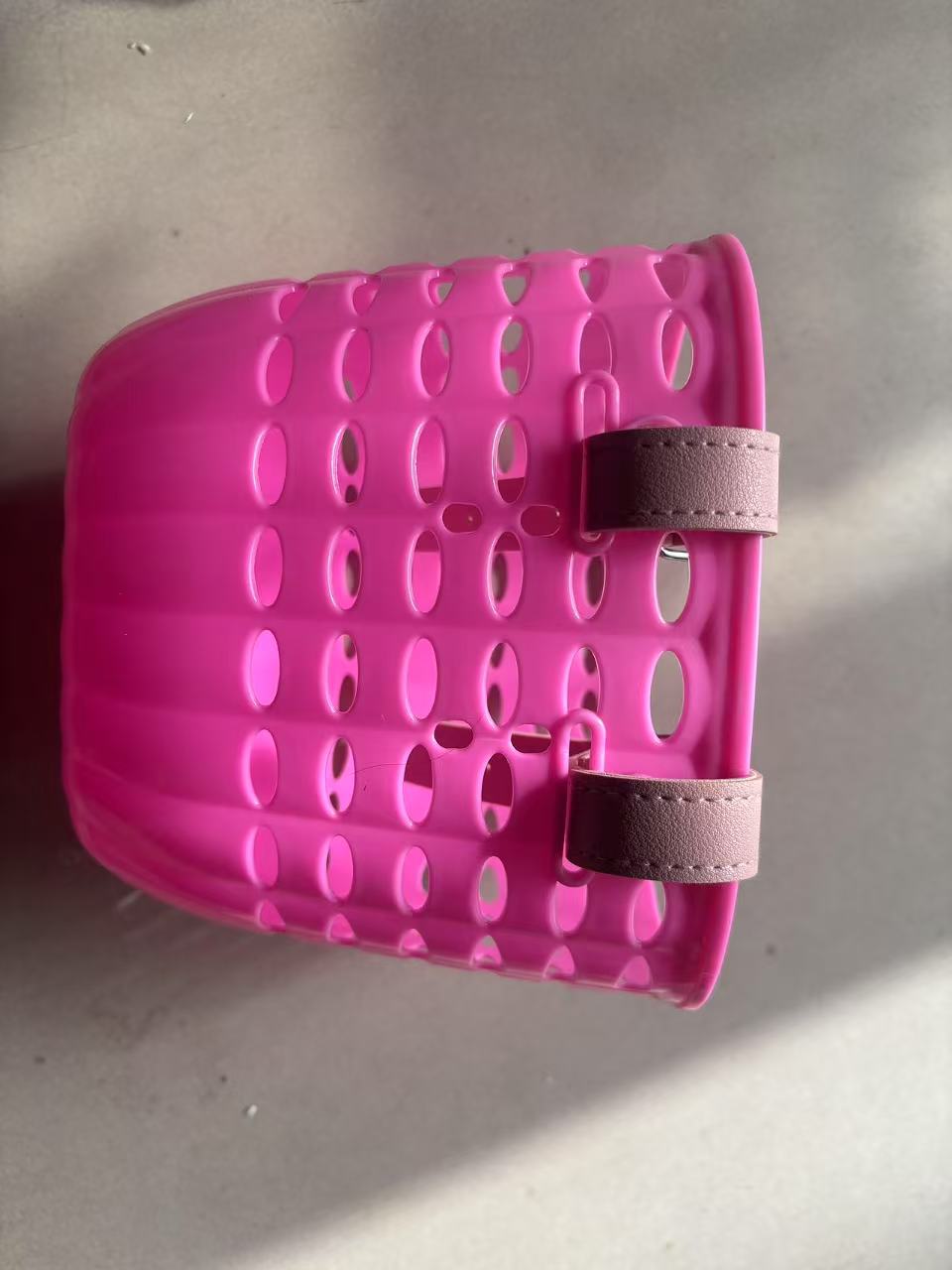 ventilated hanging storage basket with dual strap attachment Bowlift