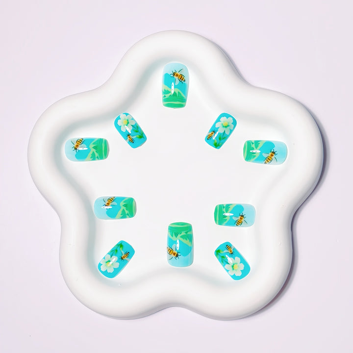 Artificial nails with floral and bee motifs Bowlift