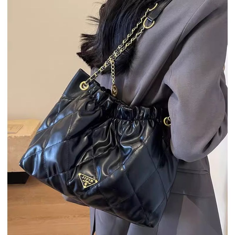 Chic Quilted Shoulder Bag Bowlift
