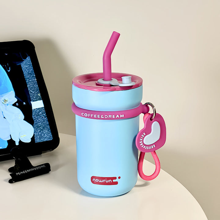 Women's thermos cup with integrated straw and practical spill protection Bowlift