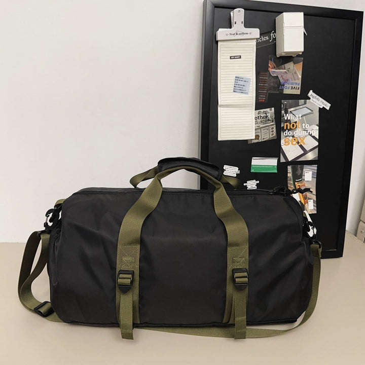 Sporty travel bag with adjustable shoulder strap and sturdy carrying handle Bowlift