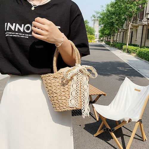 Trendy basket bag with lace application Bowlift