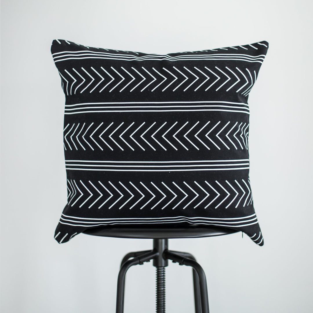Square cushion cover made of cotton-linen with graphic arrow and stripe pattern Bowlift