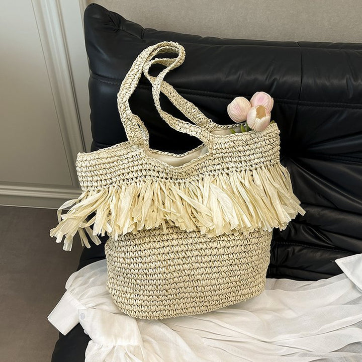 Elegant straw bag with fringed accents Bowlift