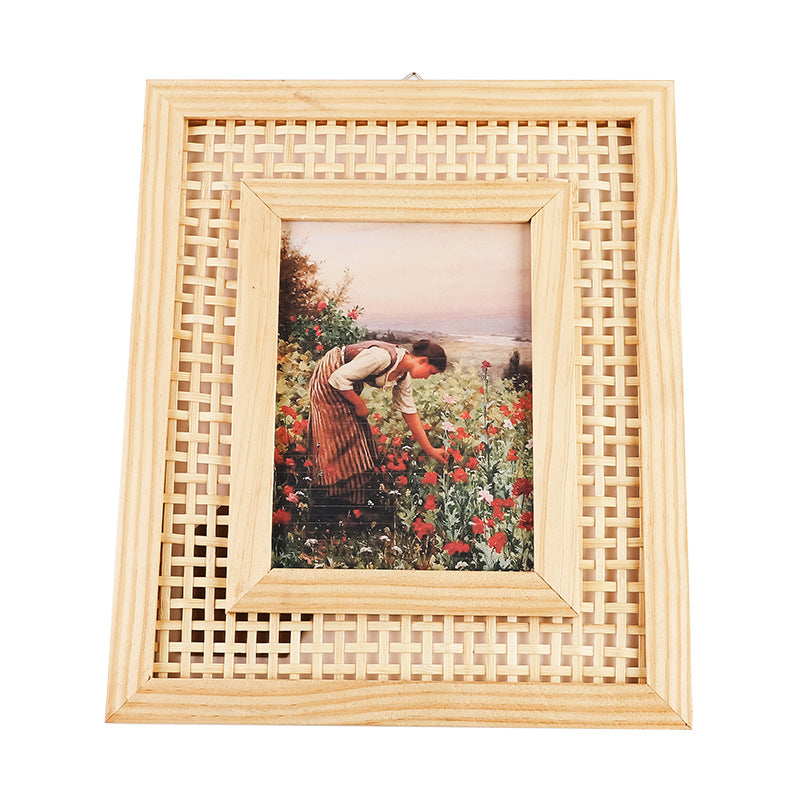 Artful picture frame with fine rattan pattern Bowlift