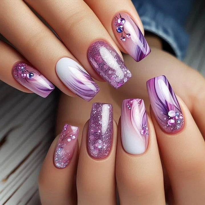 Artificial nails in a playful flower design with glittering accents Bowlift