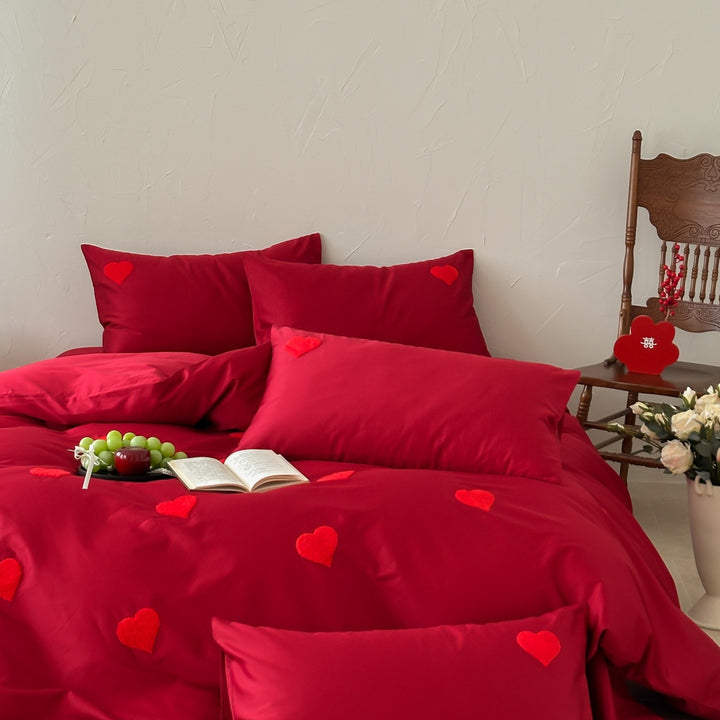 Romantic cotton bedding set with sewn heart appliqués Bowlift