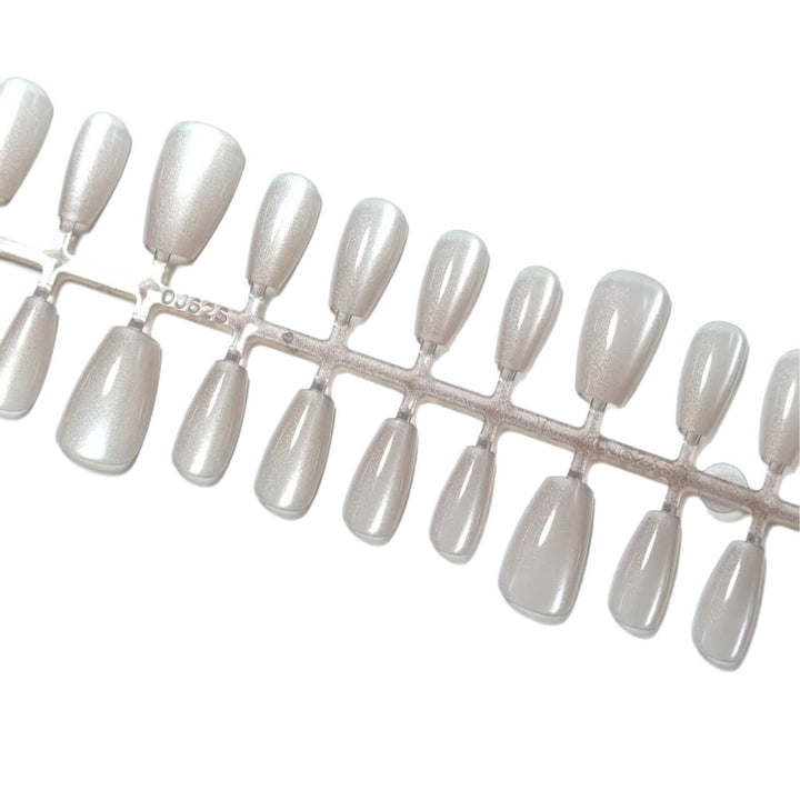 Artificial nails in elegant nude glitter design Bowlift