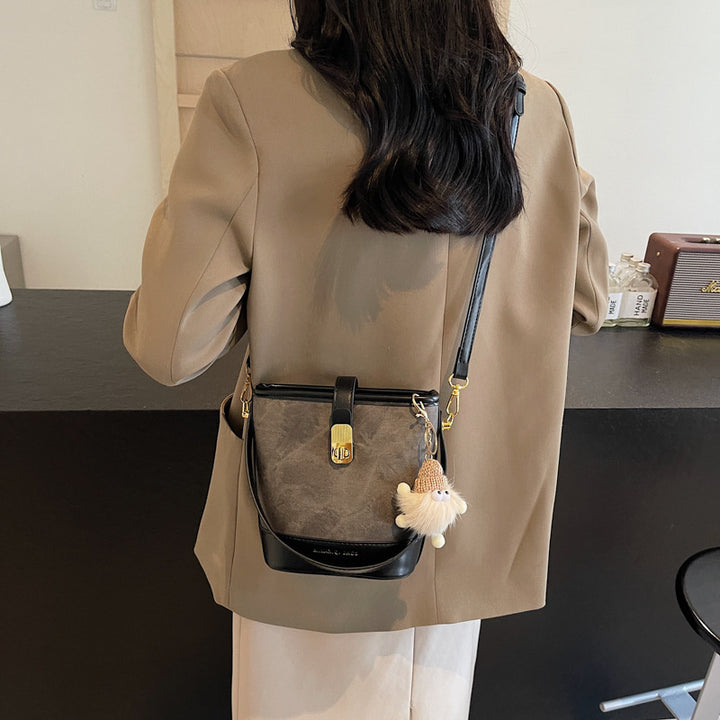 Chic Structural Handbag Bowlift