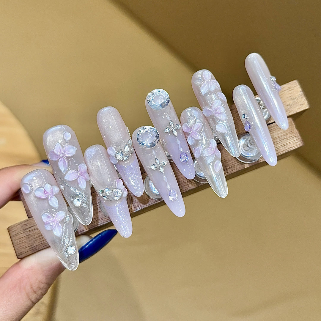 Artificial nails with delicate flower design and glitter accents Bowlift