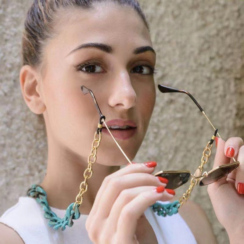 Chic Eyewear Chain Bowlift
