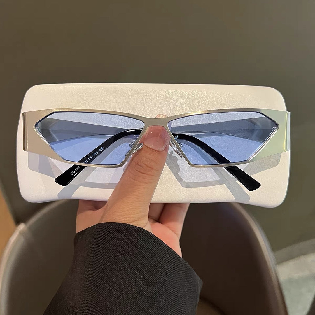 Designer sunglasses with angular frame Bowlift