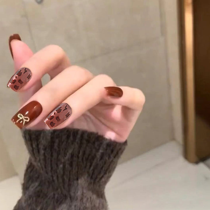 Nail set with elegant leopard pattern and luxurious accents Bowlift