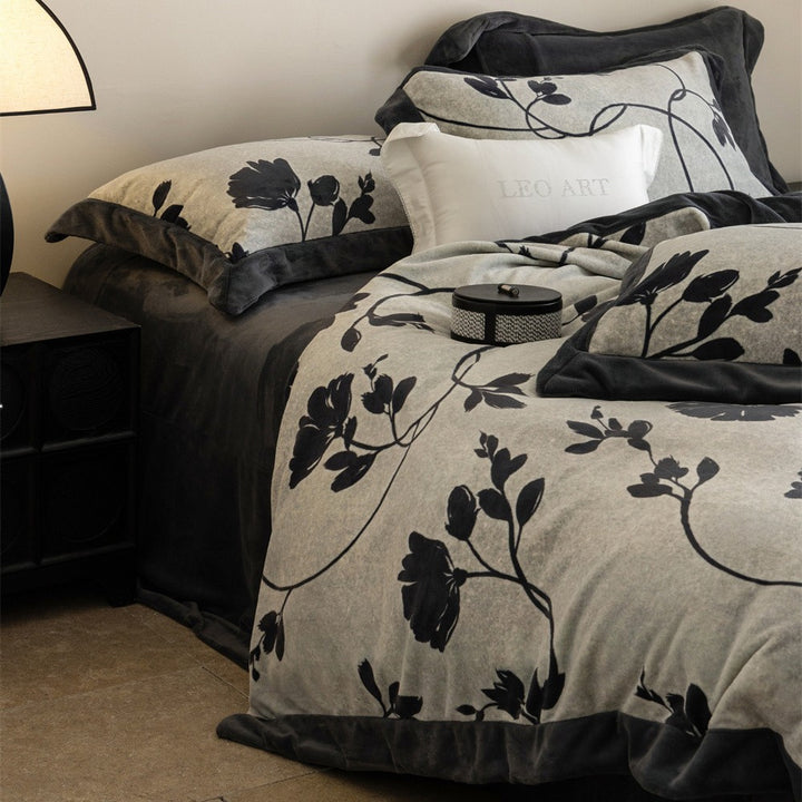 Luxurious reversible bedding set with velvety edging and abstract Ikat pattern
