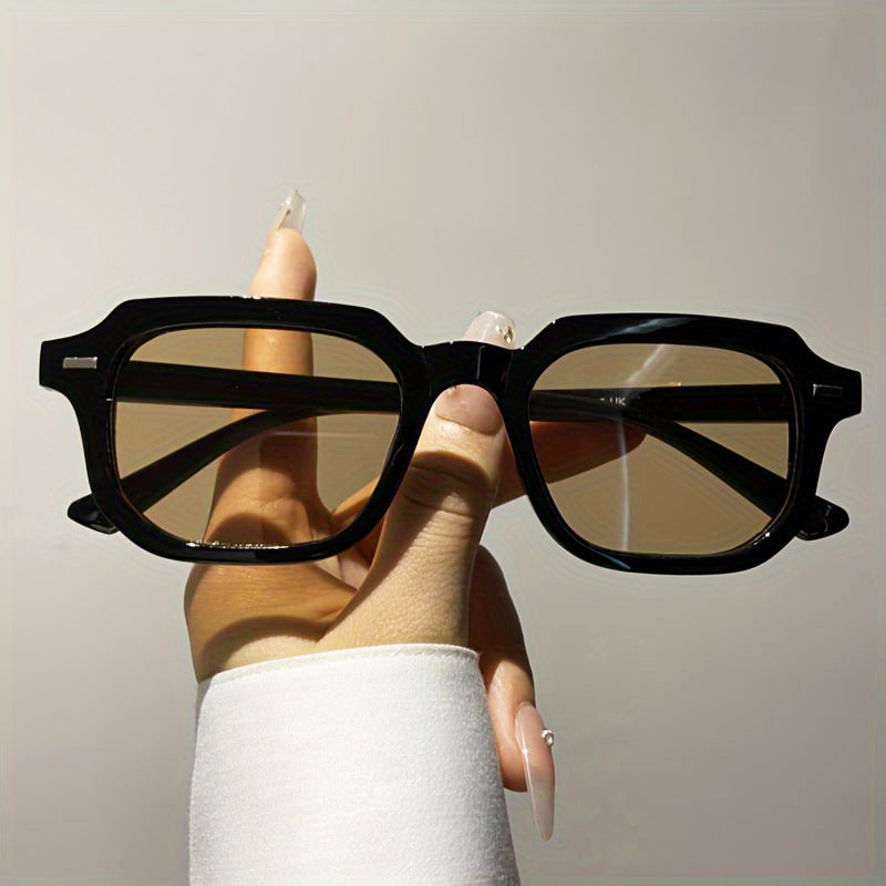 Ladies stylish sunglasses in striking, geometric design Bowlift