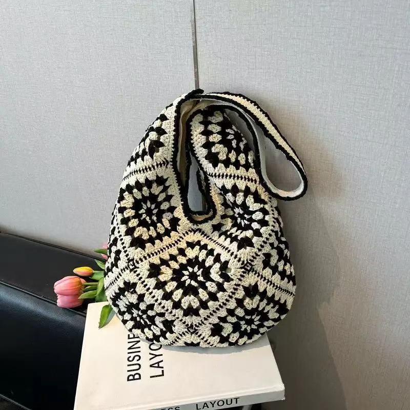 Hand-knotted shoulder bag with floral motifs Bowlift