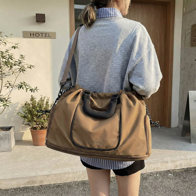 Sporty Carrying Bag with Innovative Cuff Design Bowlift