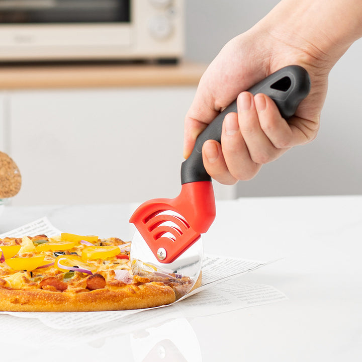 Ergonomic pizza cutter with non-slip handle Bowlift