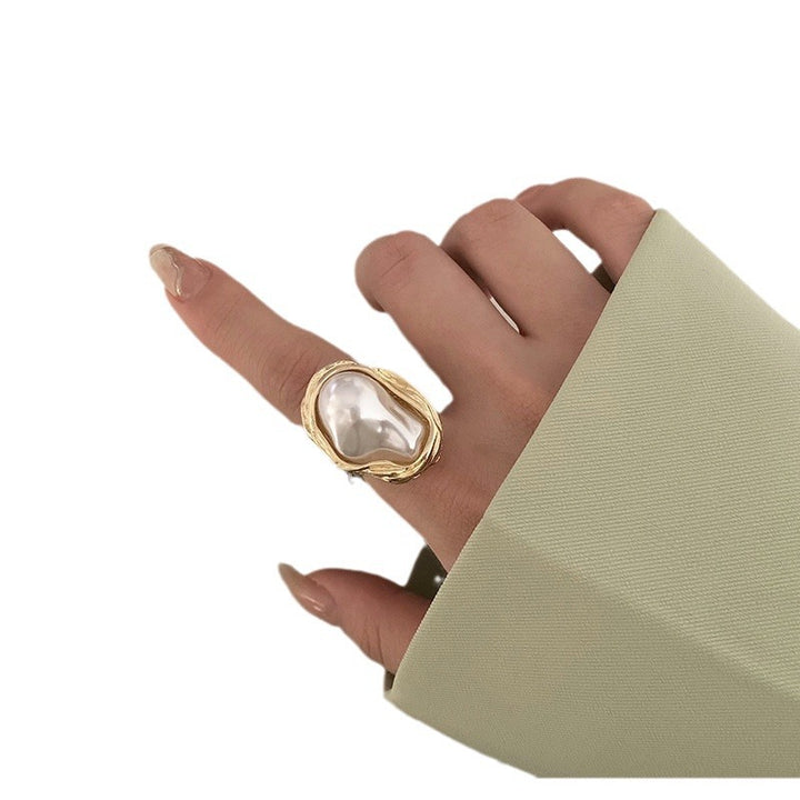 Elegant pearl ring with unique design by Bowlift