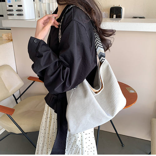 Casual shopper bag with fashionable shoulder strap Bowlift