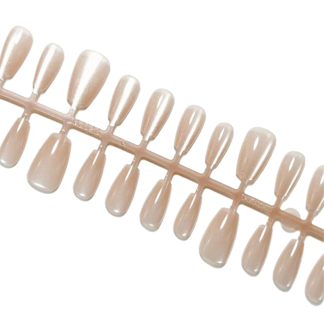 Artificial nails in the elegant nail art set Bowlift