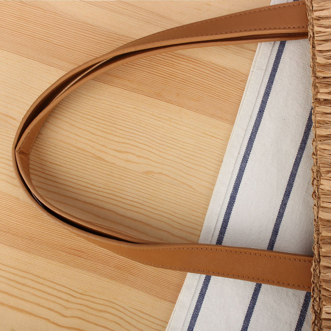 Beach bag made of handwoven natural material with fringe decoration Bowlift