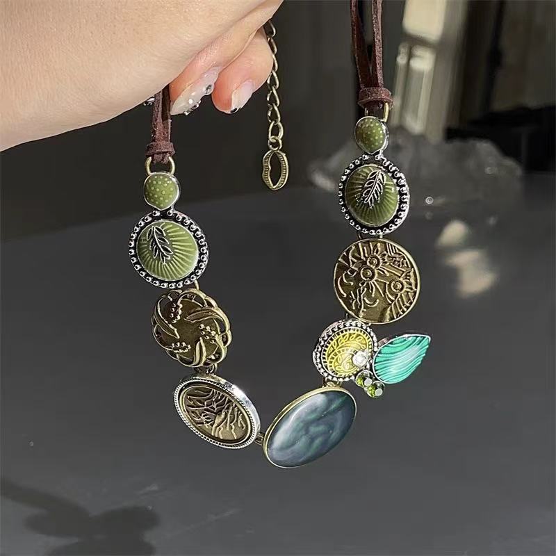 Floral Pendant Long Necklace Bowlift