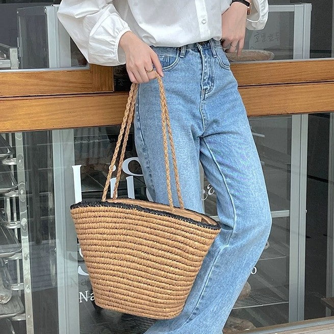Handmade beach bag with wide bottom and sturdy handle Bowlift