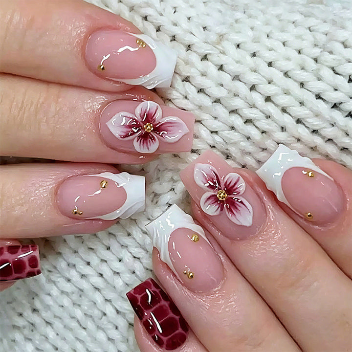 Elegant Artificial Nail Tips with Gold Accents Bowlift