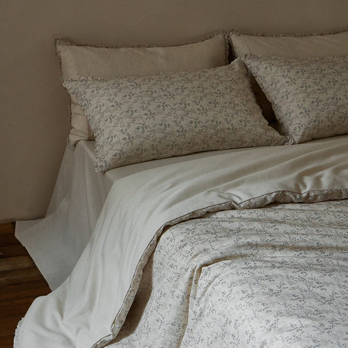 Light flower percale bedding set with fine vintage pattern and breathable feel