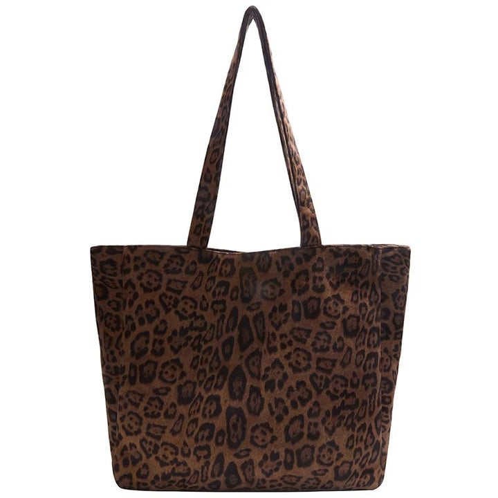 Shoulder bag in elegant leopard print design Bowlift