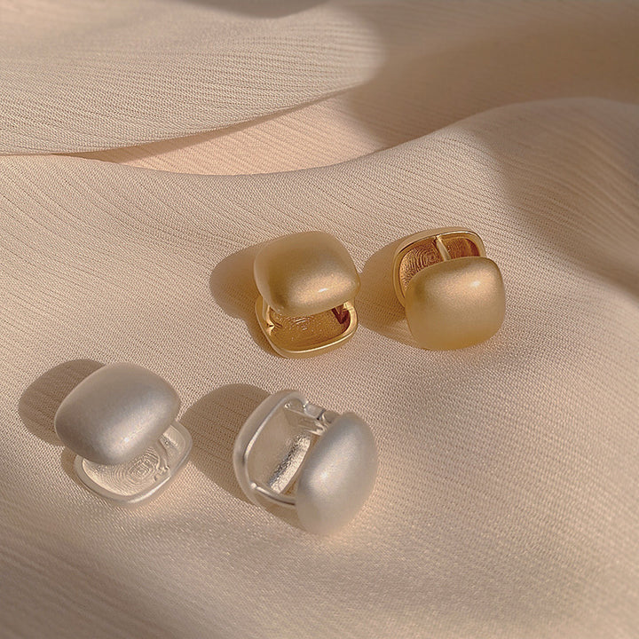 Stylish stud earrings with minimalist design Bowlift