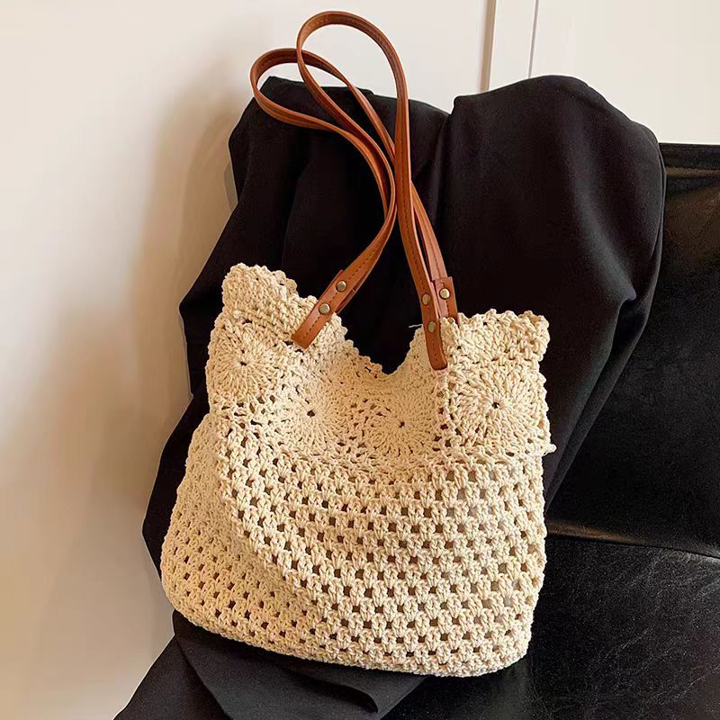 Crocheted tote bag with natural accents Bowlift