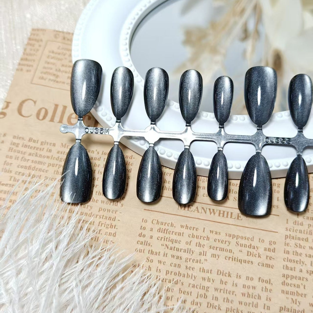Artificial nails in elegant Cat-Eye design Bowlift