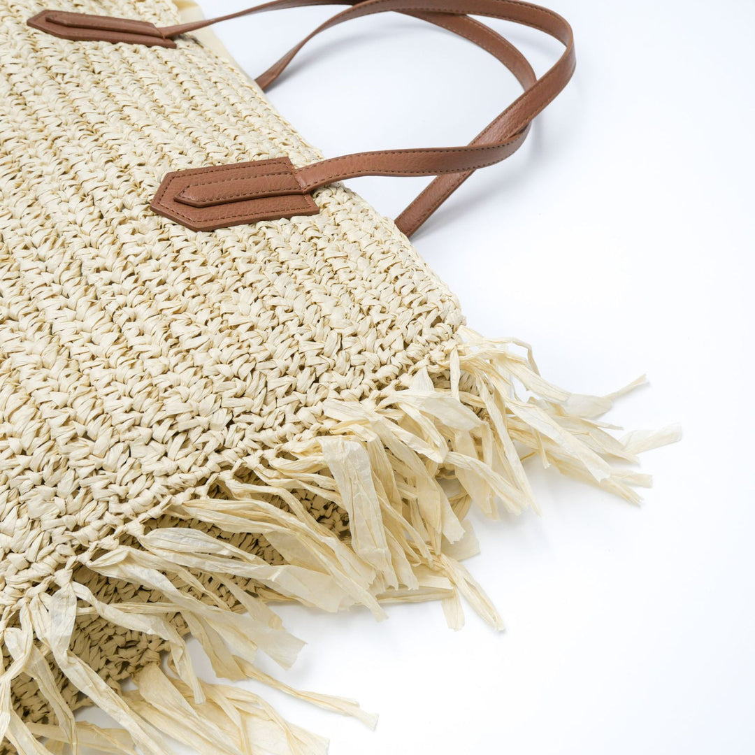 Beach bag made of handwoven straw with fringes Bowlift