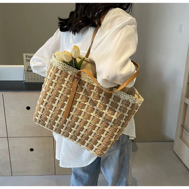 Spacious handbag with woven design Bowlift