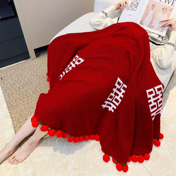 Snuggle blanket with decorative pompom fringes Bowlift