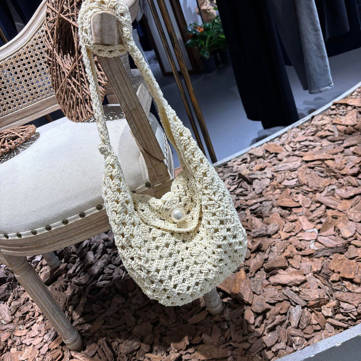 Handmade shoulder bag with bead closure Bowlift