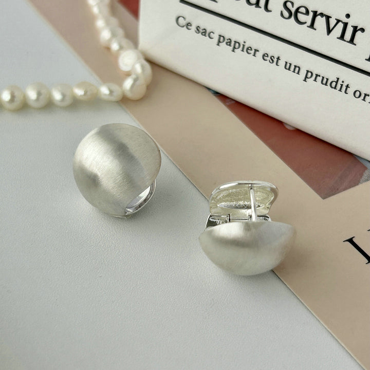 Elegant earrings made of high-gloss metal Bowlift