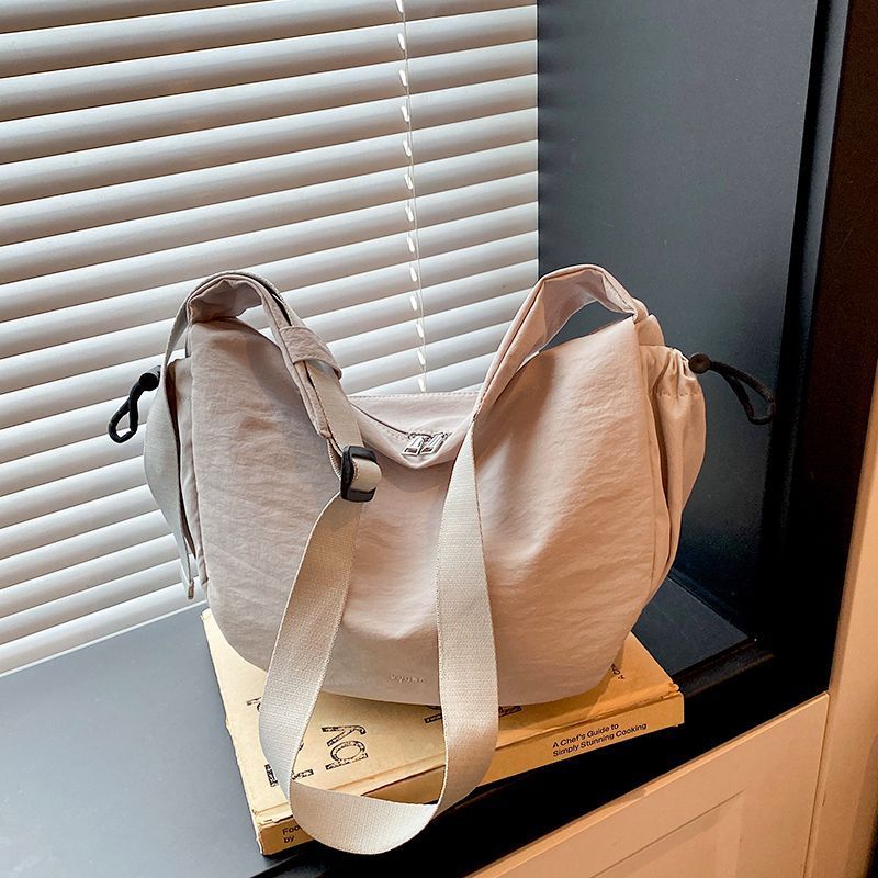 Relaxed Sling Bag Bowlift
