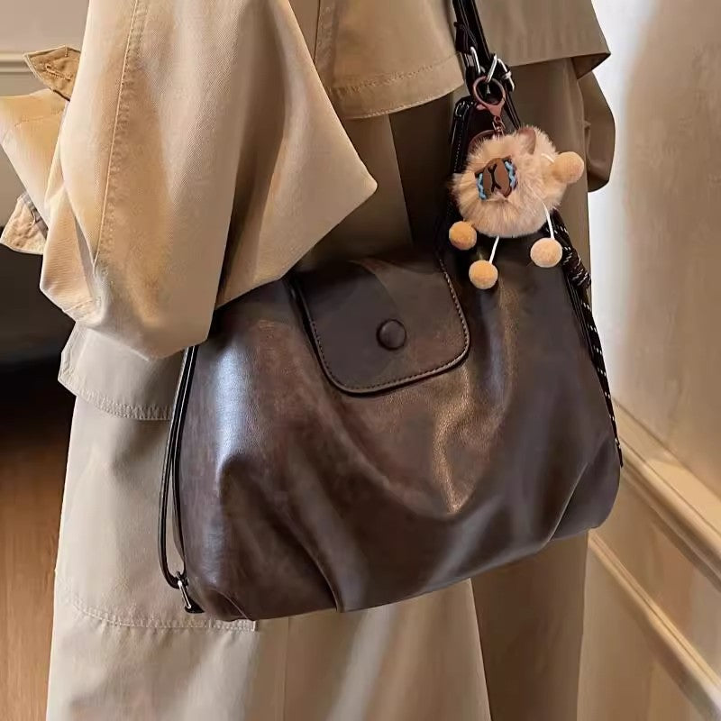 Modern shoulder bag with practical flap closure Bowlift