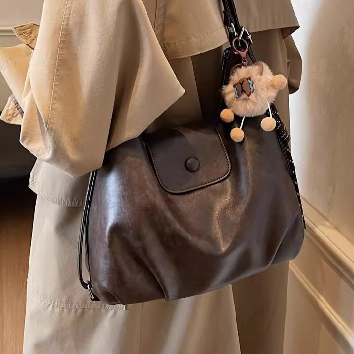 Modern shoulder bag with practical flap closure Bowlift