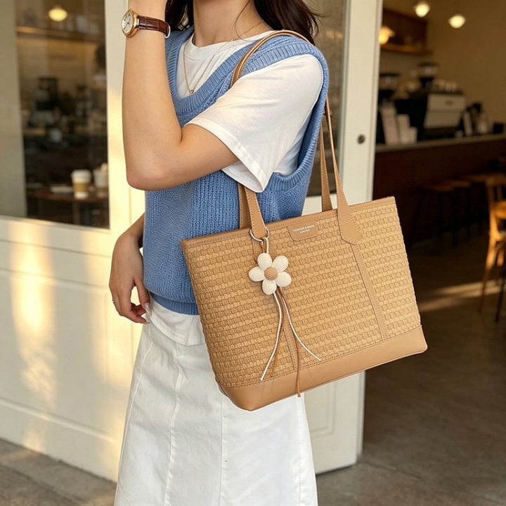 Fashionable tote bag with textured design Bowlift