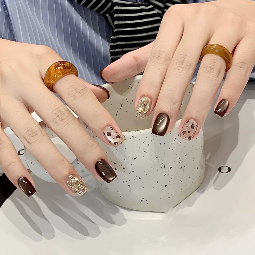 Artificial nails with luxurious shine and animal design Bowlift