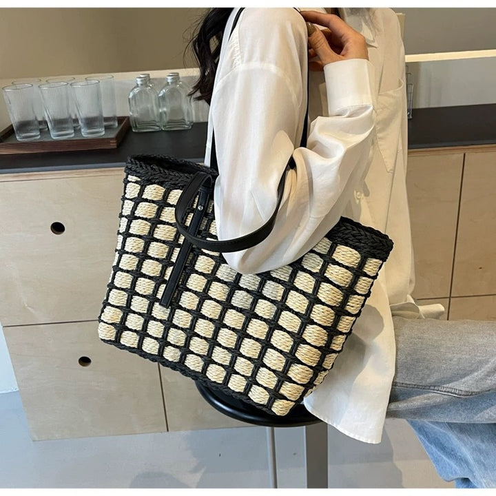 Spacious handbag with woven design Bowlift