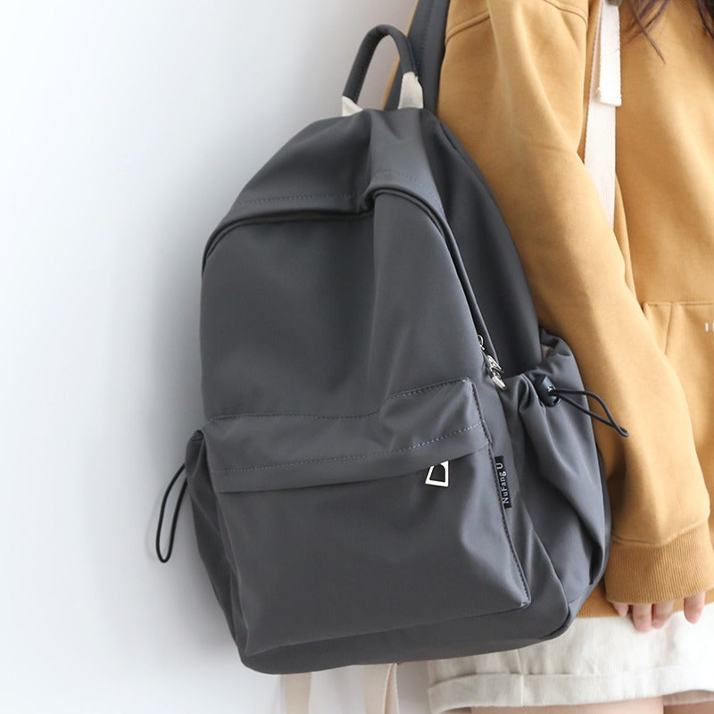 Practical backpack with innovative closure system Bowlift