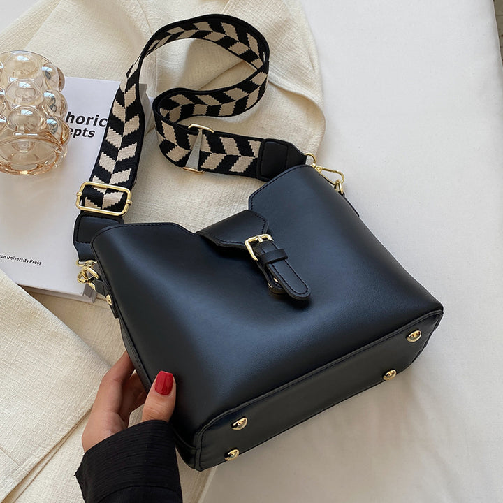 Modern Structured Handbag Bowlift