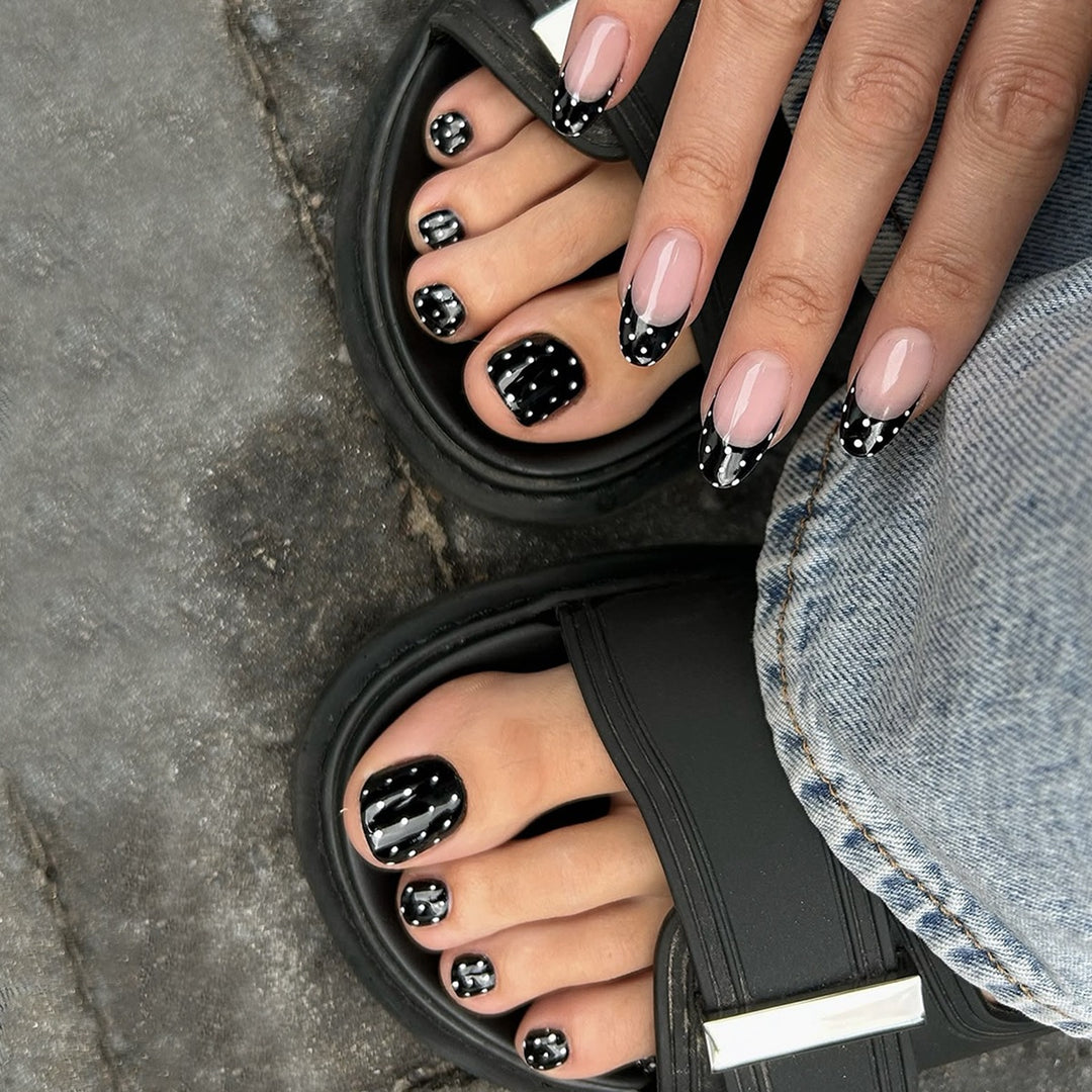 Glamorous artificial nails with unique design Bowlift